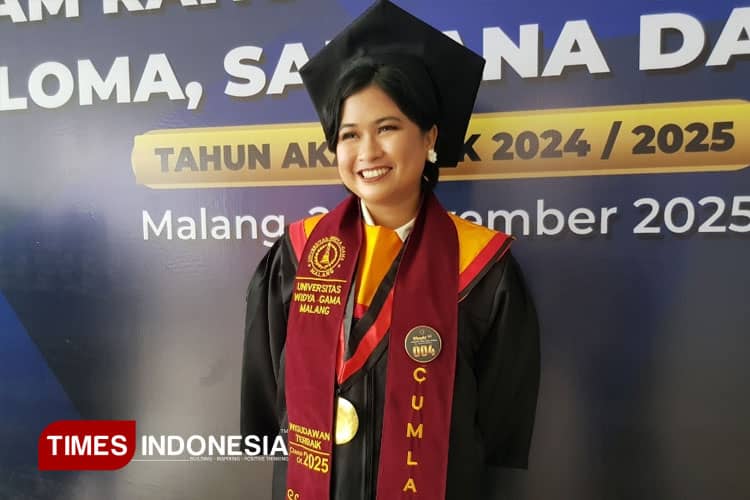 Kisah Bellinda, Ibu Dua Anak yang Jadi Wisudawan Terbaik Universitas Widya Gama Malang