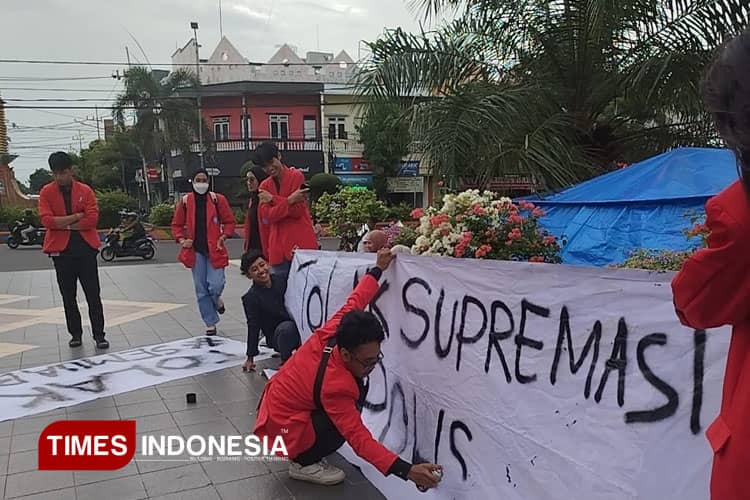 Mahasiswa Madiun Tuntut UU KUHAP Dicabut, Aliansi BEM Unjuk Rasa di Alun-Alun Kota Madiun