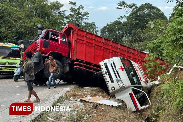 Kecelakaan di Tanjakan Sitinjaulauik: Ambulans Terjebak, Jalur Padang–Solok Lumpuh Total