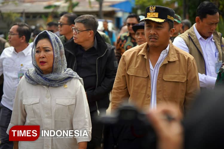 Koordinasi Digalang, Titiek Soeharto Kunjungi Korban Banjir Bandang di Kota Padang