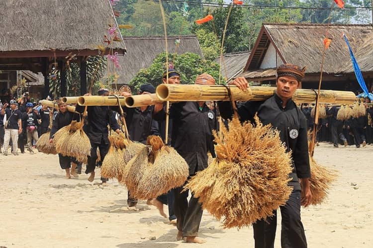 Tradisi Lokal yang Mulai Hilang Akibat Modernisasi