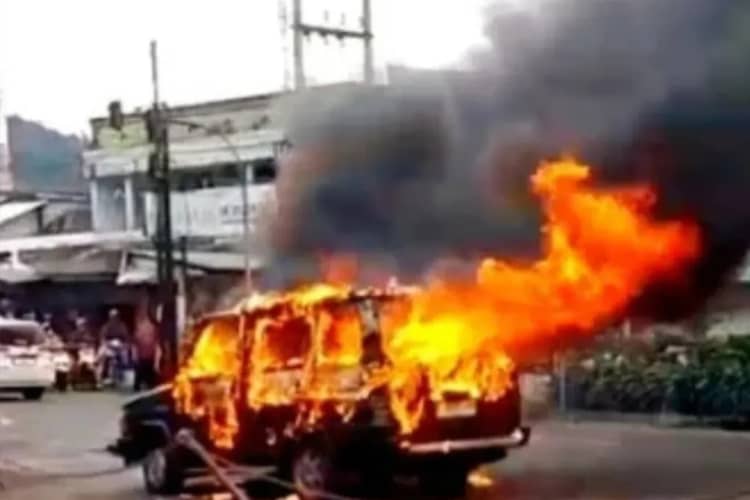 Mobil Pembawa BBM Terbakar Hebat di Cianjur, Satu Orang Dilaporkan Terluka