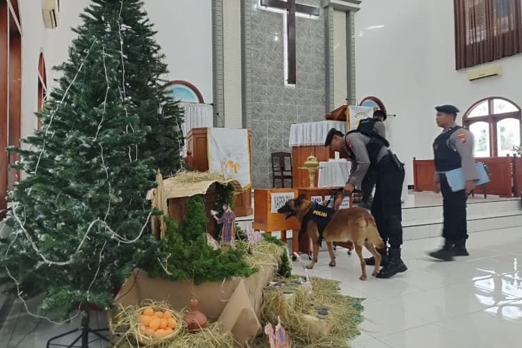 Antisipasi Teror Saat Natal, Polresta Banyuwangi Sterilisasi Sejumlah Gereja Dengan K-9
