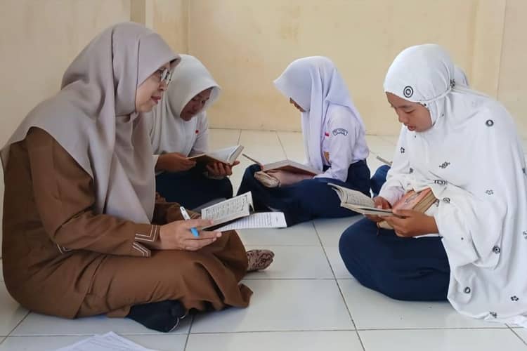 Siapkan Fokus Sejak Pagi, SMPN 1 Tulakan Pacitan Padukan Shalat Dhuha dan Senam Sebelum KBM