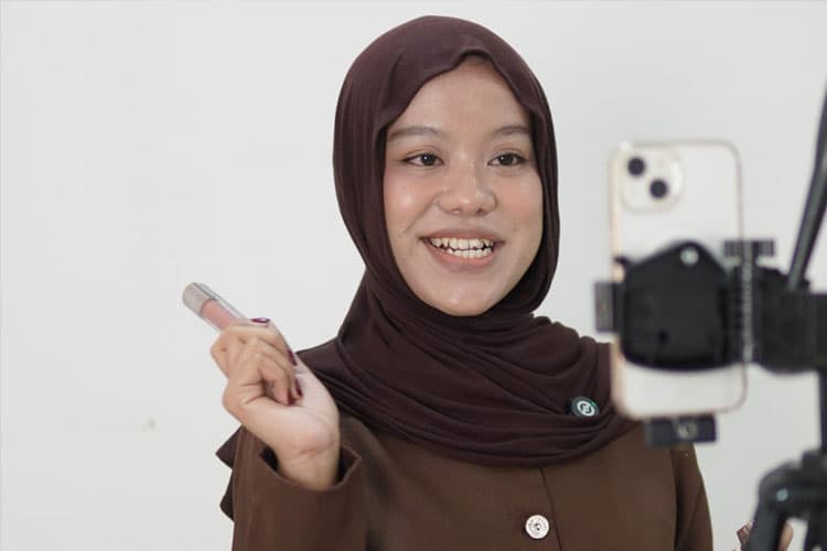 Mahasiswa Surabaya Ikuti Simulasi Live Host TikTok Shop