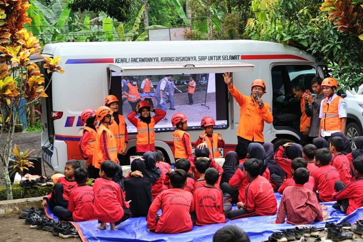 Bareng Pak Ribut Guru Viral, Tim BPBD Jatim Gencarkan Edukasi Kebencanaan