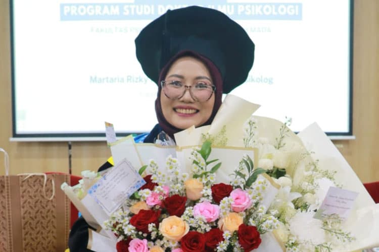 Ciptakan HypnoDiaCare dan Tembus Jurnal Q1, Martaria Rizky Raih Gelar Doktor Psikologi di UGM