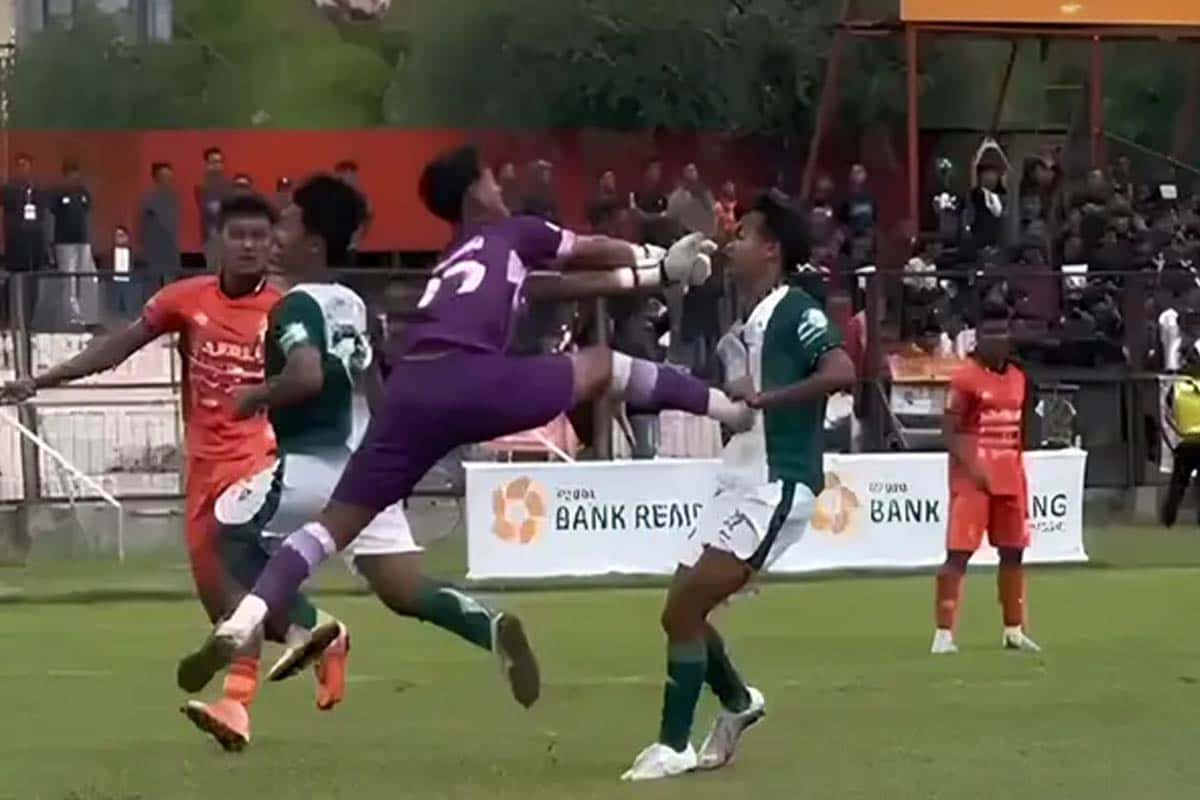 Tendangan Kungfu ke Pemain Persikaba, Kiper PSIR Dilarang Beraktivitas Seumur Hidup