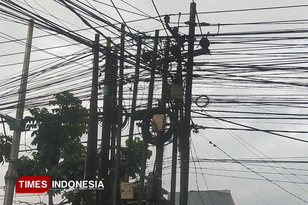Mencoba Keluar dari Belitan Kabel Semrawut