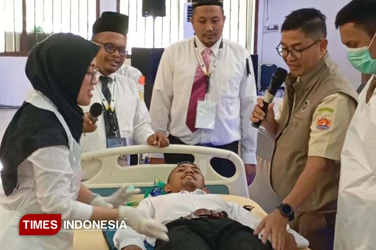 Petugas Haji Layanan Lansia dan Disabilitas Praktik Membersihkan Jemaah Haji