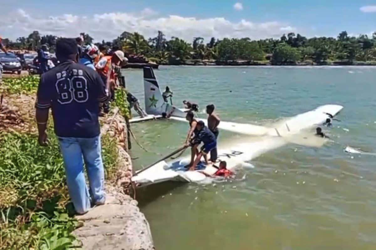 Pesawat Smart Air Mendarat Darurat di Pantai Nabire, Seluruh Penumpang Selamat