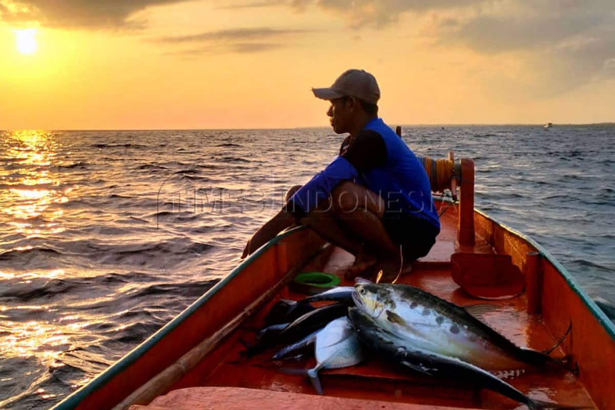 Di Laut Tenang Pulau Raas, Nelayan Kecil Bertaruh Hidup pada Cuaca