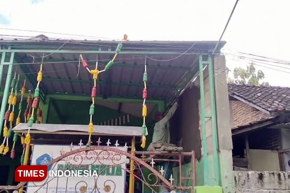 Rumah Dijadikan Jalur Kabel WiFi, Warga Pacitan Protes: Tak Pernah Izin!