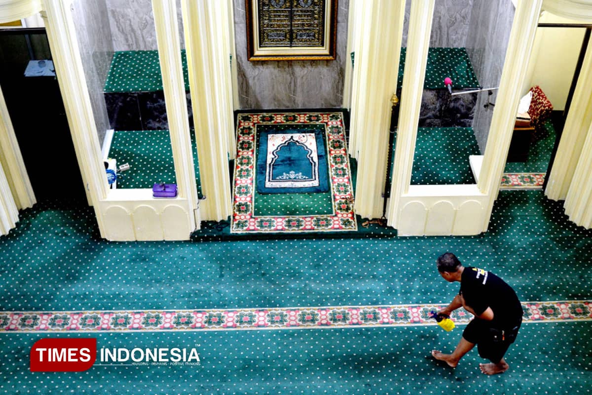 Konsisten 7 Tahun, Puluhan Relawan Gimbal Alas Bersih-Bersih Masjid Setiap Rabu di Malang