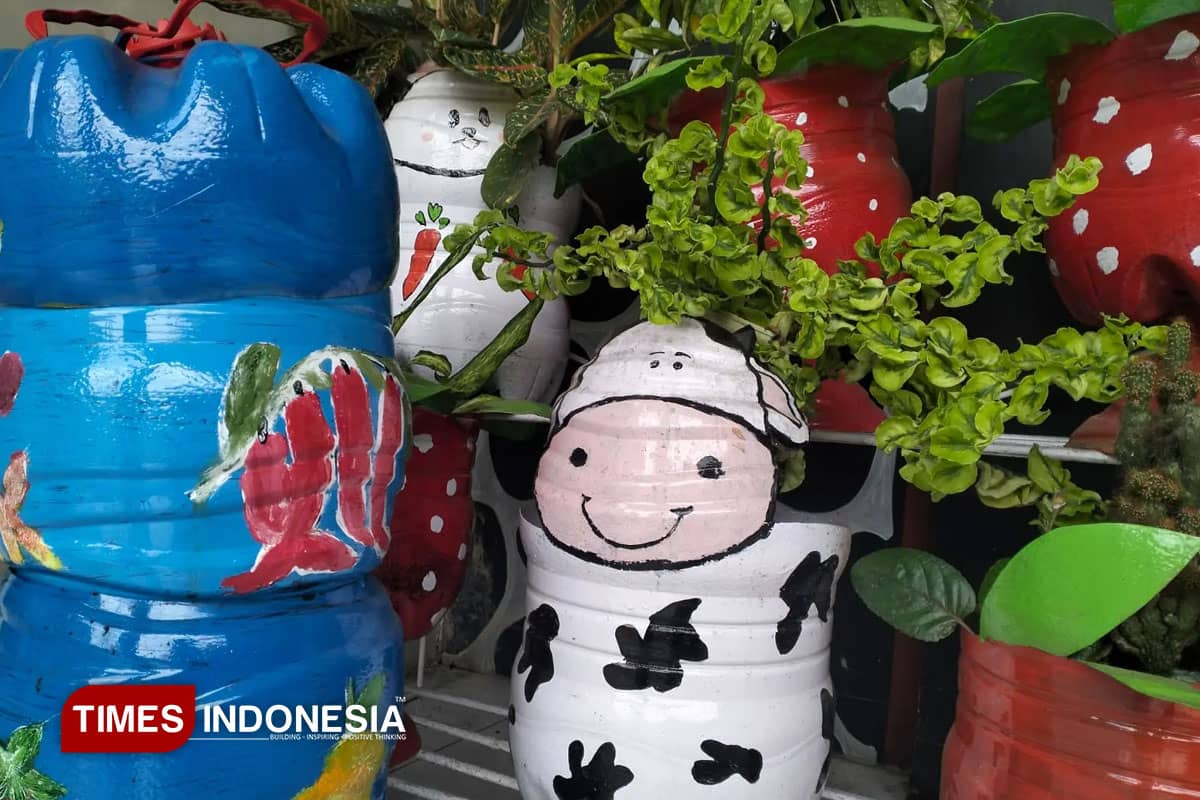 Tangan Terampil Siswa ABK SLB ABC Argasari Lestari, Limbah Botol Galon Disulap jadi Pot Kartun Edukatif