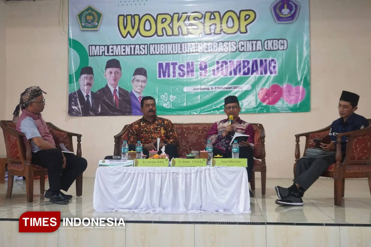 Luncurkan Buku “Mozaik Pendidikan dan Spiritualitas Nusantara”, Kepala MTsN 9 Jombang Ajak Guru Tak Takut Menulis