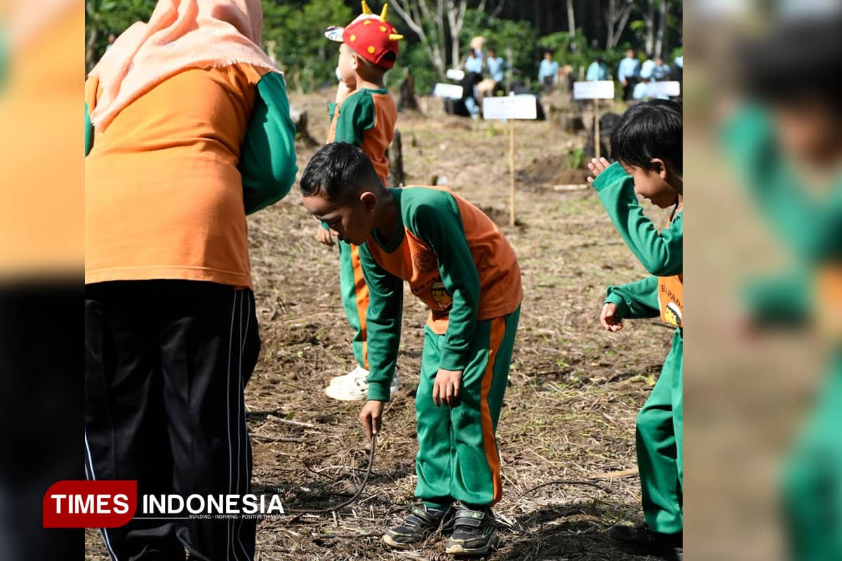 Saat Puluhan Siswa TK-SD Tanam Pohon dalam Rangka HPN 2026 di Bondowoso