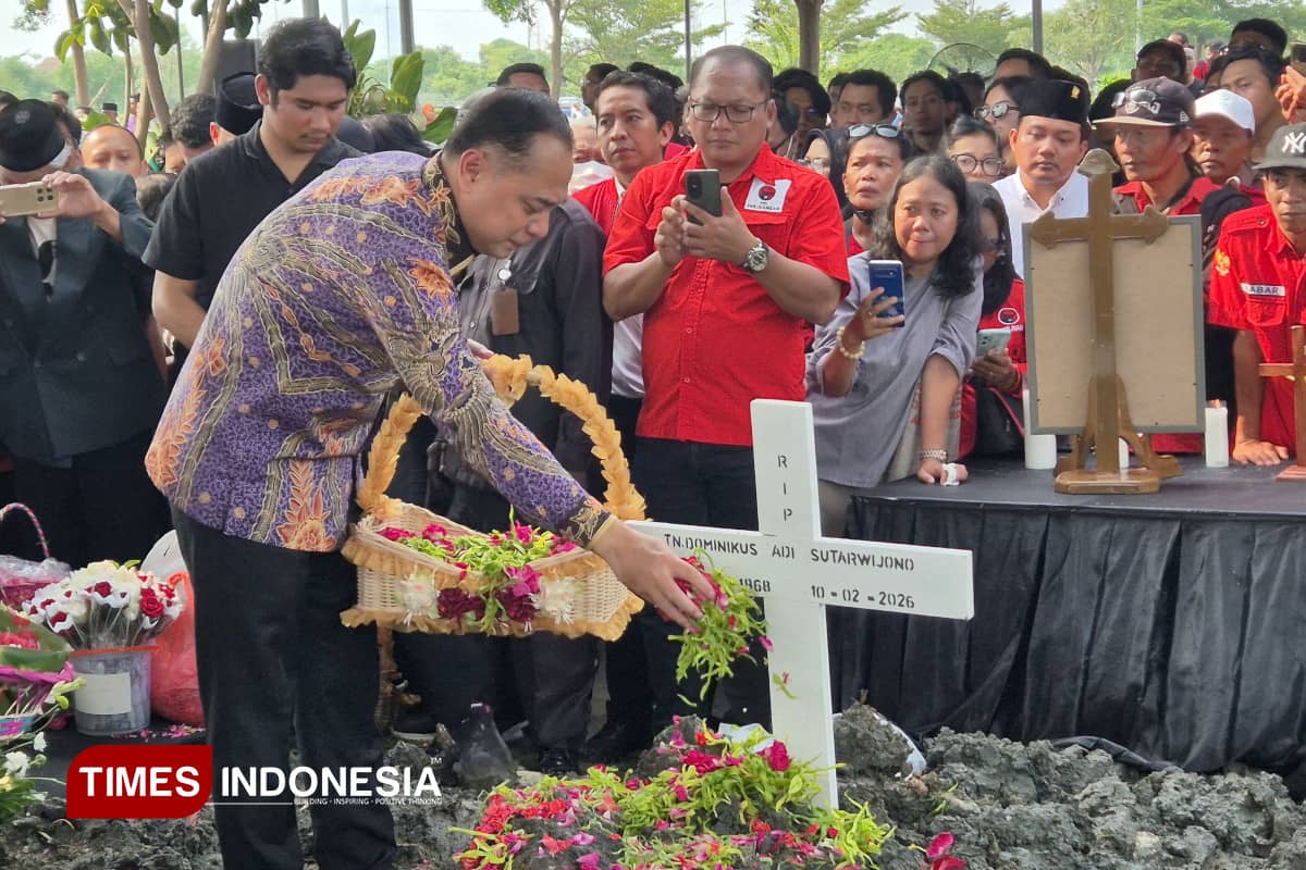 Isak Tangis Keluarga Warnai Prosesi Pemakaman Adi Sutarwijono di TPU Keputih