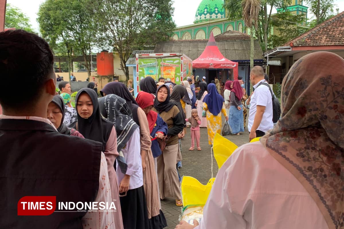 Emak-Emak Padati Operasi Pasar Wringin Bondowoso, Telur dan Gula Ludes dalam Hitungan Menit