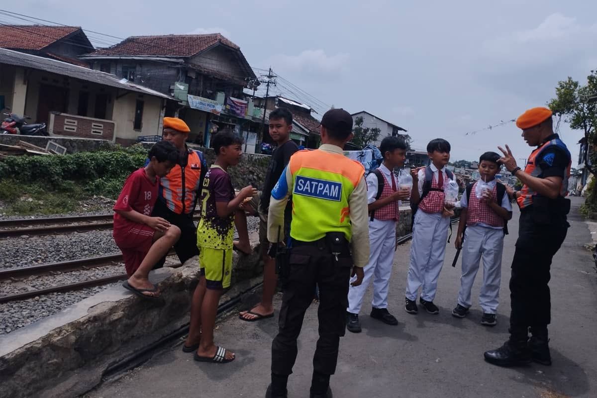 Ngabuburit di Sekitar Rel Kereta Api, Tradisi Ramadan yang Mengancam Nyawa