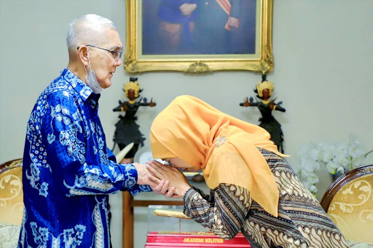 Try Sutrisno Wafat, Gubernur Khofifah Ajak Masyarakat Jatim Kibarkan Bendera Setengah Tiang Dua Hari