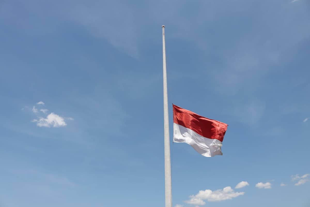 Hormati Wafatnya Try Sutrisno, Pemerintah Instruksikan Kibarkan Bendera Setengah Tiang
