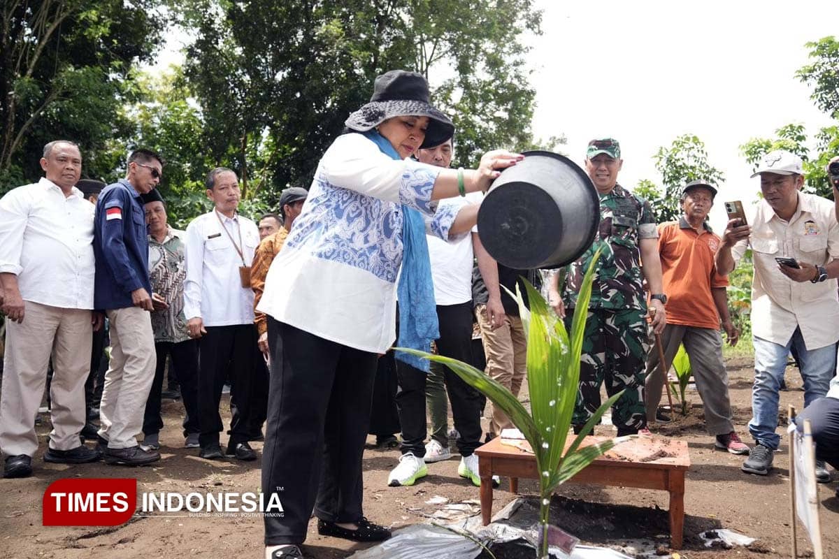 Dorong Petani Sejahtera, Ketua Komisi IV DPR RI Tanam 3300 Bibit Kelapa Genjah di Sleman