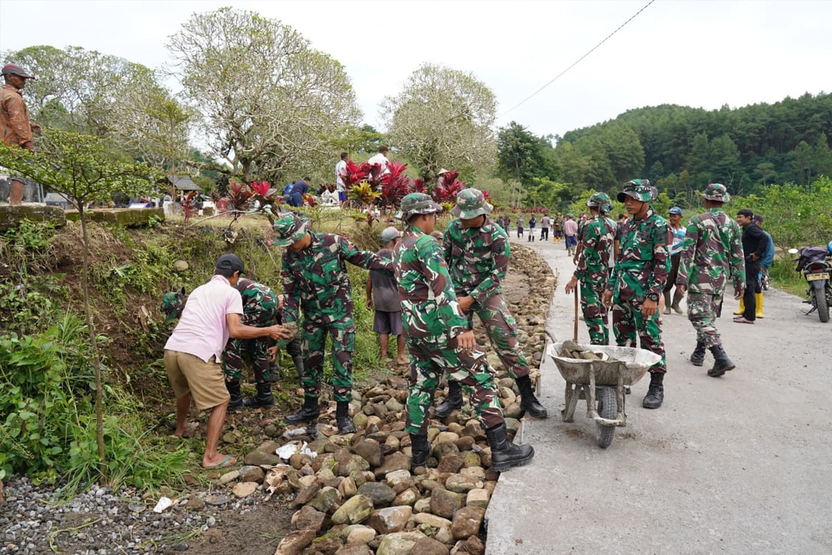 Satgas TMMD Ke-127 Kodim 0808 Blitar Gotong Royong Pasang Berem Jalan di Desa Krisik