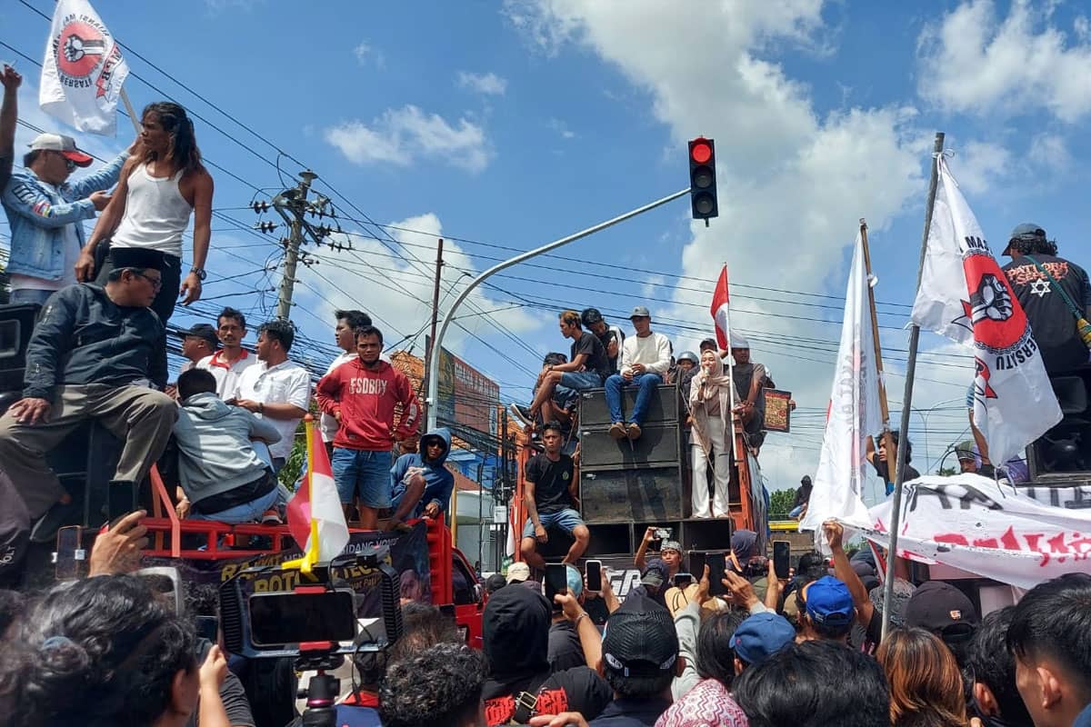 Kawal Sidang Vonis Botok Cs, Massa Padati PN Pati