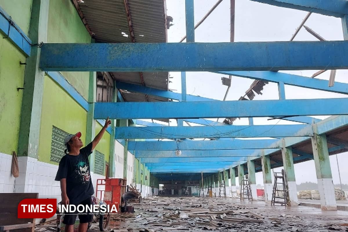 Diterjang Angin Kencang, Bangunan TPI 1 Tasikagung Rembang Hancur