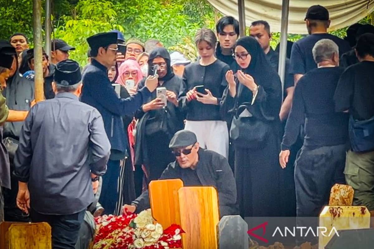 Rekan Artis dan Musisi Hadiri Pemakaman Vidi Aldiano