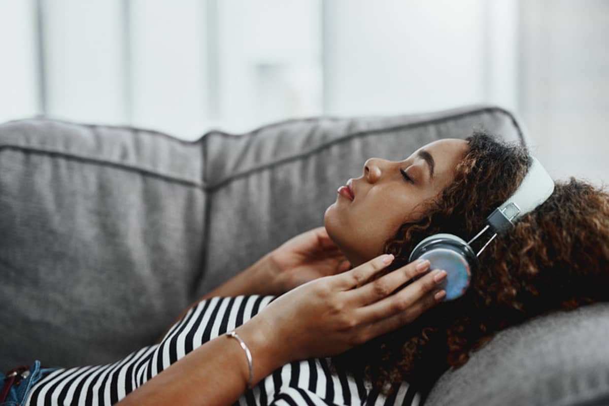 Aturan 60-60 Saat Pakai Headphone, Cara Mencegah Gangguan Pendengaran