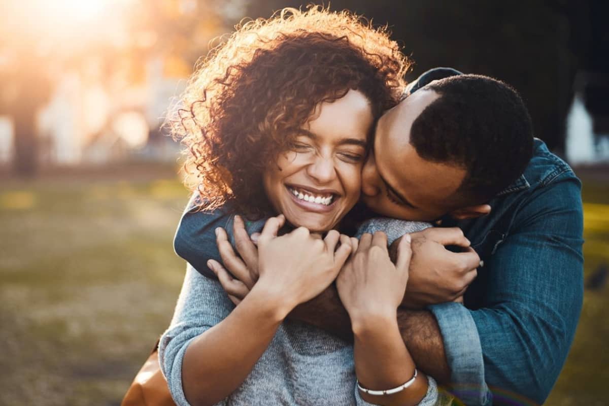 Apa Itu Love Bombing? Psikolog Jelaskan Ciri dan Berapa Lama Fasenya