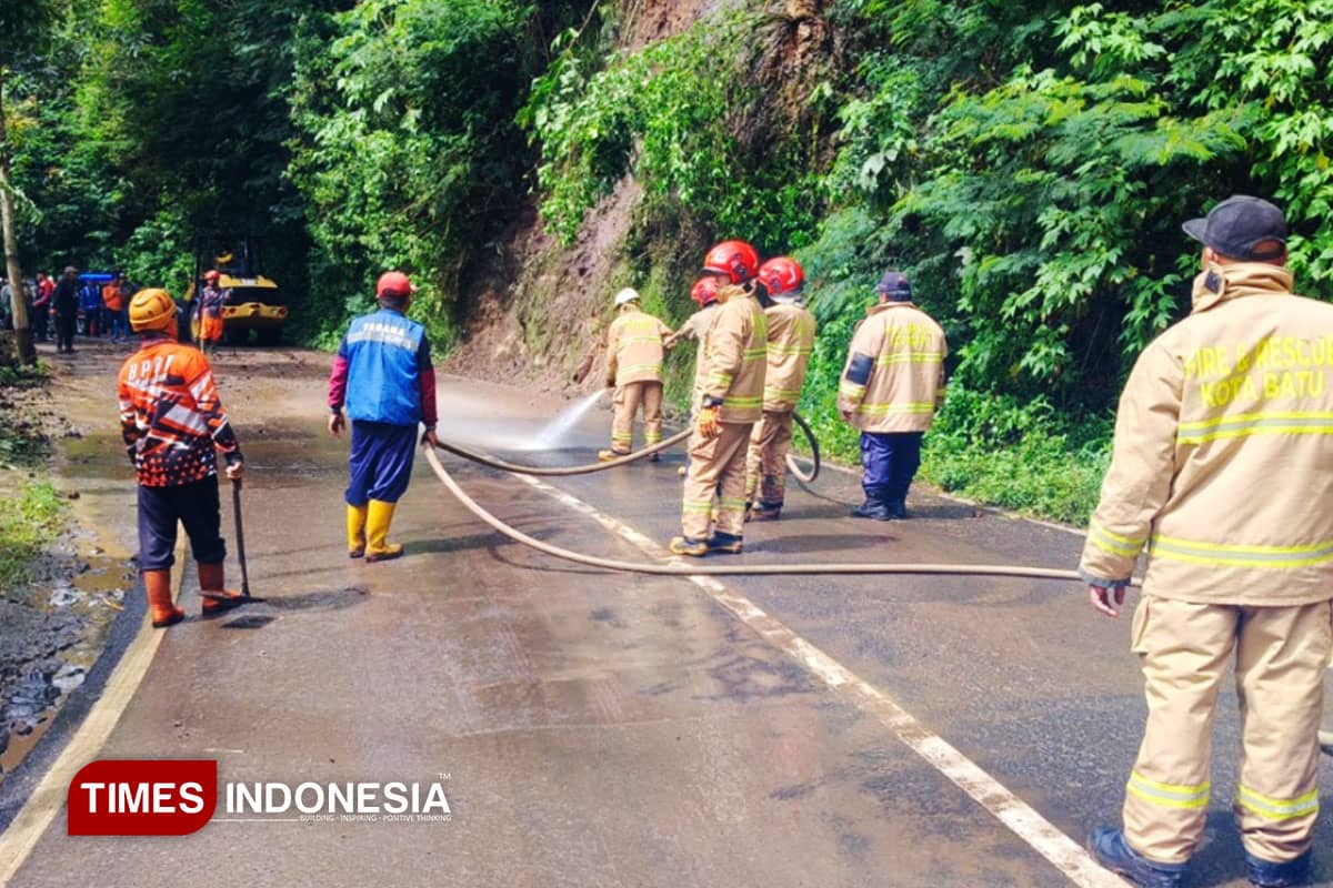 Sempat Lumpuh karena Longsor, Jalur Penghubung Payung Sudah Normal Dilalui Kendaraan