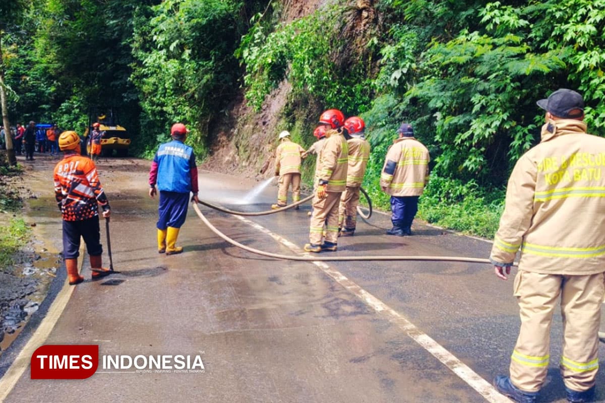 Sempat Lumpuh karena Longsor, Jalur Penghubung Payung Sudah Normal Dilalui Kendaraan