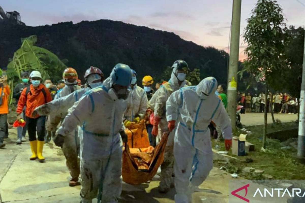 Tim SAR Temukan Dua Jenazah Tambahan Korban Longsor Sampah Bantargebang