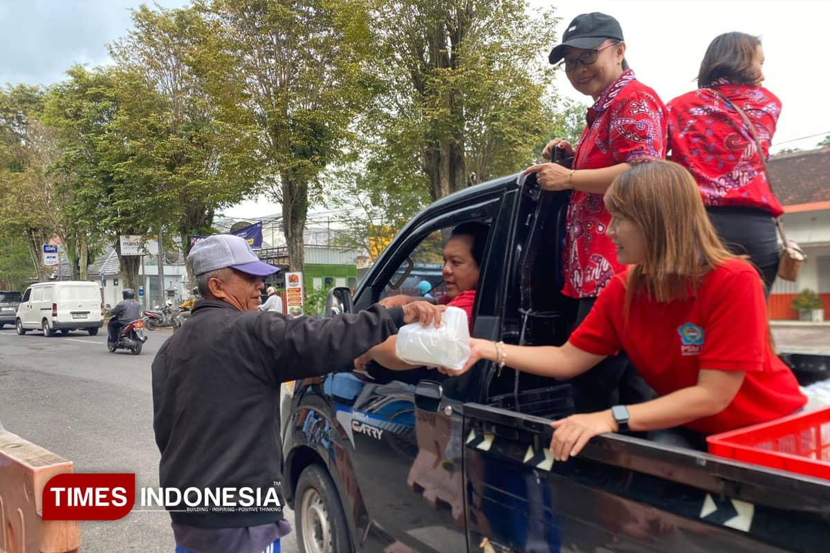 Warga Tionghoa Nonmuslim di Bondowoso Berbagi Ratusan Takjil