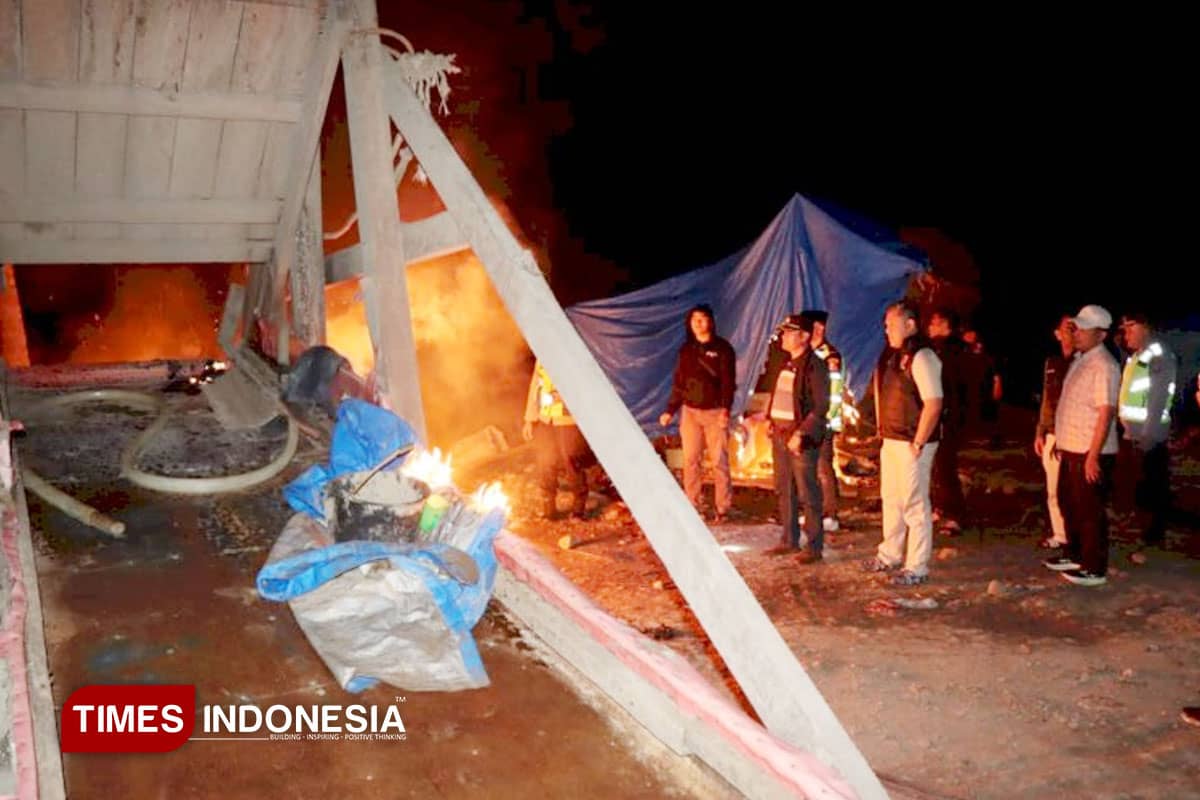 Kapolres Sawahlunto Pimpin Operasi Dini Hari, Tambang Emas Ilegal di Sungai Ombilin Dibakar