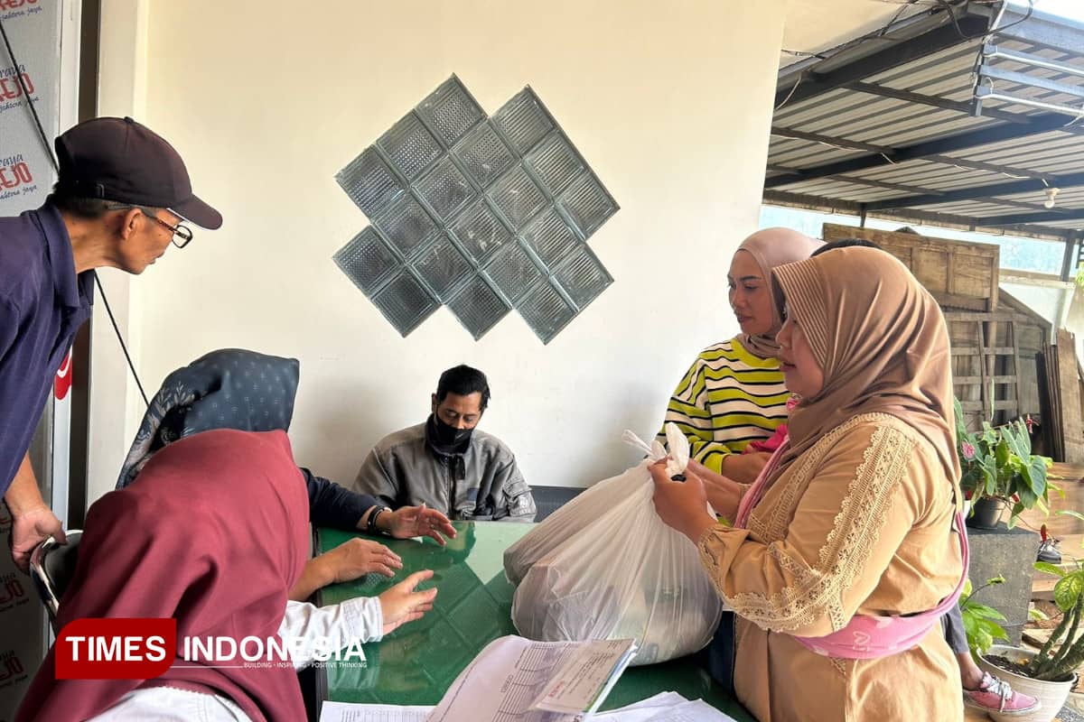 Berkah Pendapatan Desa Naik, Warga Tulungrejo Kota Batu Kebagian Sembako Gratis
