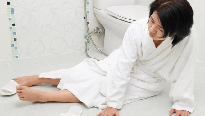 Benarkah Jatuh di Kamar Mandi Sebabkan Stroke?