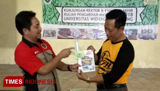 Menularkan Kreatifitas, Kades Ngadirejo Apresiasi Mahasiswa UWG