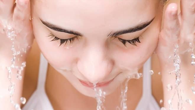 Terlalu Sering Cuci Muka Bisa Memicu Kulit Keriput, Benarkah?