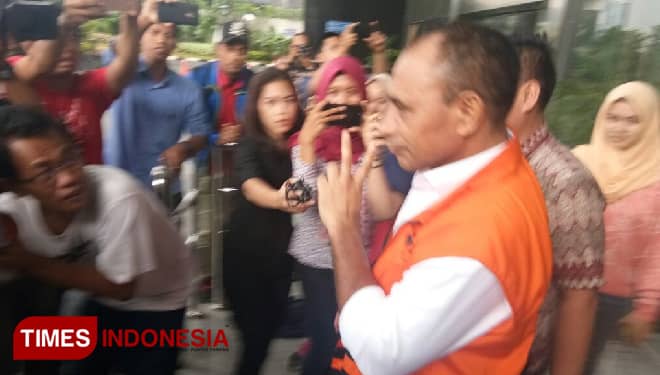 Usai Diperiksa KPK, Bupati Ngada Mengancungkan Salam 2 Jari Khas Jokowi
