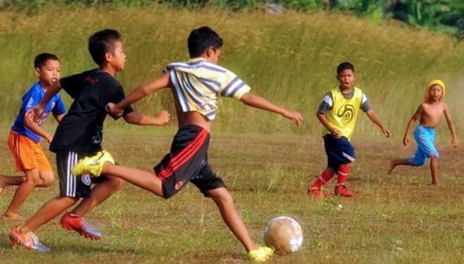 Komitmen Majukan Sepak Bola, Pemdes Karangcangkring Bangun Lapangan