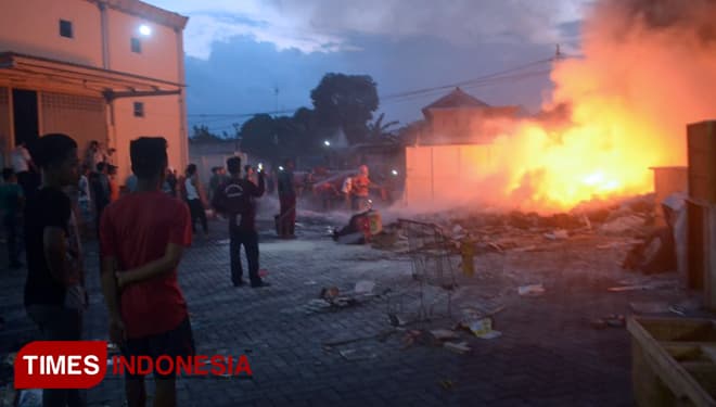 Bakar Tumpukan Sampah Terlalu Banyak, Swalayan KDS Hampir Terbakar