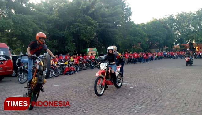 Penyanyi Lara Bagikan Makanan Berbuka Lewat Konvoi Trail