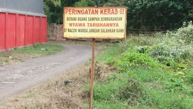 Ngeri, Banner Larangan Buang Sampah ini Bikin Was - Was