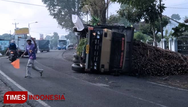 Lagi, Truk Tebu Terguling, Jalur Jember Banyuwangi Terganggu