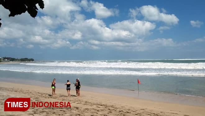 Ombak Tinggi, Area Pantai Kuta Bali Ditutup untuk Aktivitas Renang