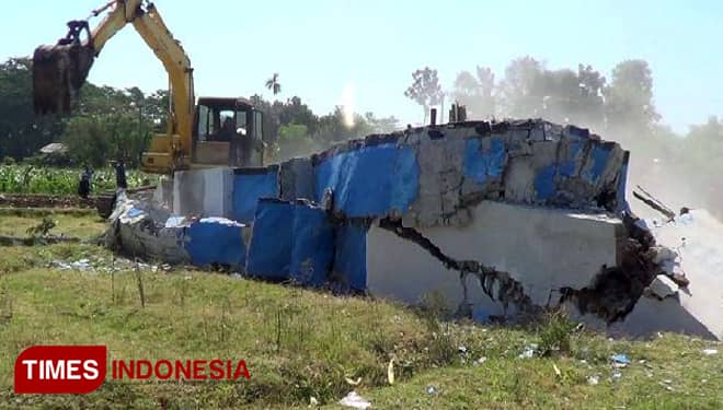Batu Nisan Raksasa di Probolinggo Akhirnya Dibongkar